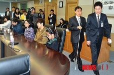 한빛맹학교 학생들과 간담회 갖는 최영 판사