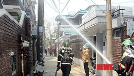 옥탑방 향해 방수 하는 소방대원