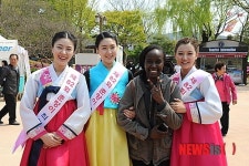 춘향과 사진 찍는 외국인