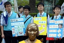 일본 아베신조 총리 망언 규탄하는 학생들