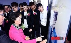 지 플러스 스타 존 둘러보는 2PM