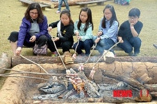 구석기 바비큐 체험하는 어린이들