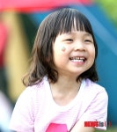 즐겁게 웃는 아이