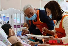 서울 시립어린이병원 방문한 김한길 대표