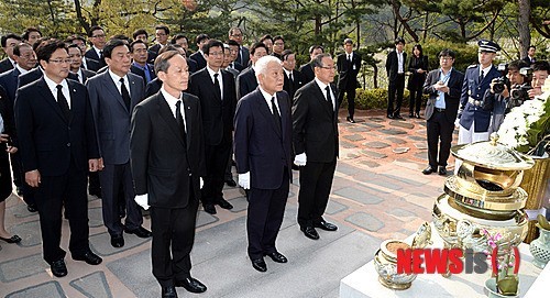 조국, 김대중 묘역 참배…정치 재개 신호탄 예고