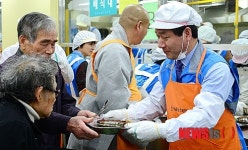 배식 봉사 나선 유정복 장관