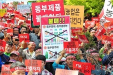 대기업 농업생산 저지 외치는 농민들