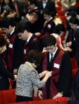 법복 입혀주는 부모님