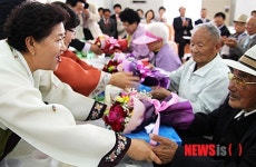 꽃다발 받는 충주 어르신들