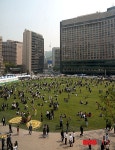 서울광장으로 대피한 직원 및 시민들
