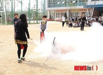 소화기 사용법 배우는 강명중학교 학생들