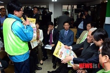 상인연합회장 설명듣는 김한길 대표