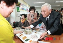 김한길 대표 아현실버문화센터 배식봉사