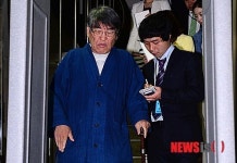 굳은 표정의 김지하