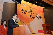 인사말하는 정봉철 원장