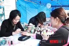 네일컬러링 시연하는 아티스트