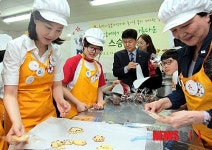 제과류 만드는 조윤선 장관