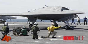 항모서 이륙 준비 중인 무인폭격기  X-47B