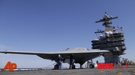 항공모함서 이륙 준비하는 X-47B