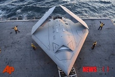 美해군, 항모용 무인폭격기 X-47B 이착륙 실험 성공