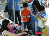 운천어린이집 스승의 날 선물 대신 바자 눈길