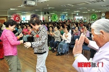 할머니 할아버지 나이트클럽 가다…이색 경로잔치