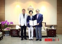 전북대 김선희 교수 모범교원 대통령 표창