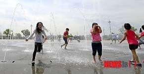 거울분수광장 찾은 어린이들