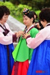 저고리 입는 성년식 참가자