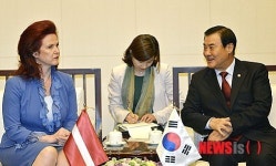 강창희 국회의장 면담하는 아볼티나 라트비아 국회의장