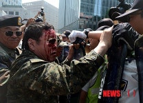 피 흘리며 일본 사죄 촉구하는 대한민국월남참전자회 회원