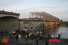 미 워싱턴주 고속도로다리 붕괴 현장