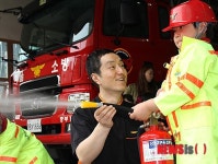 소화기 체험하는 어린이