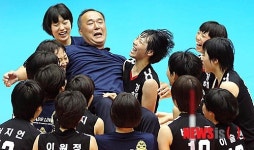 강석진 감독 헹가레치는 선수들