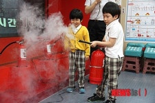 소화기 체험하는 어린이