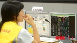 전력소비추이 지켜보는 한국전력 직원