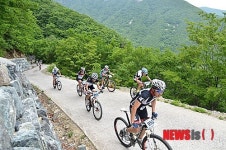 힘차게 오르는 산악자전거