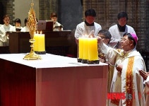 성체에 분향하는 조규만 주교