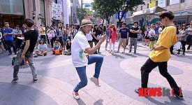 더위 쫓아내는 열정적인 댄스