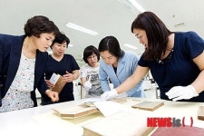 설명듣는 울산 꽃바위작은도서관 도서보수팀