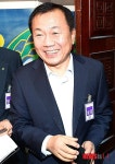 환한 표정의 한재권 회장