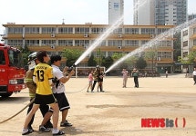 방수체험하는 학생들