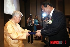 상금증서 전달하는 보훈처장