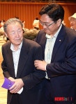 박정기 전 회장 위로하는 우원식