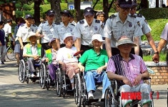 현충탑 참배 나선 국가유공자 어르신들
