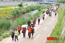 당현천 친환경 생태하천 조성구간을 걷는 시민들