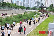 당현천 친환경 생태하천 조성구간을 걷는 시민들