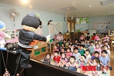 소방안전인형극 보는 어린이들