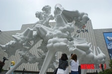 신세계百 충청점 조각광장에 들어선 매니폴드