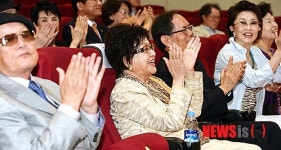 환하게 웃으며 박수치는 영화배우 최은희